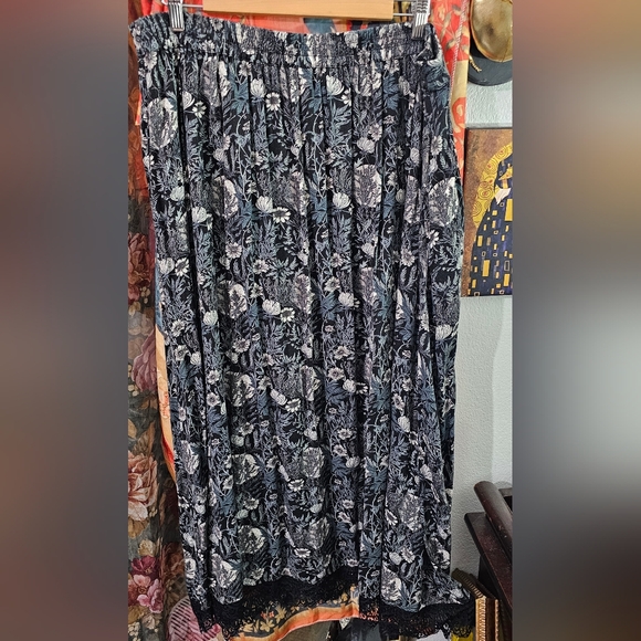 Black Floral Lace Midi Skirt - Picture 4 of 7